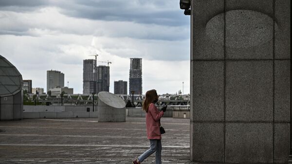 Девушка на торгово-пешеходном мосту Багратион в Москве