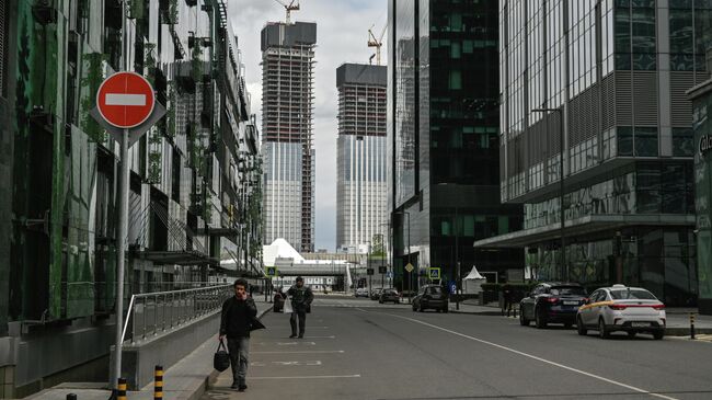 Прохожие на территории международного делового центра Москва-Сити