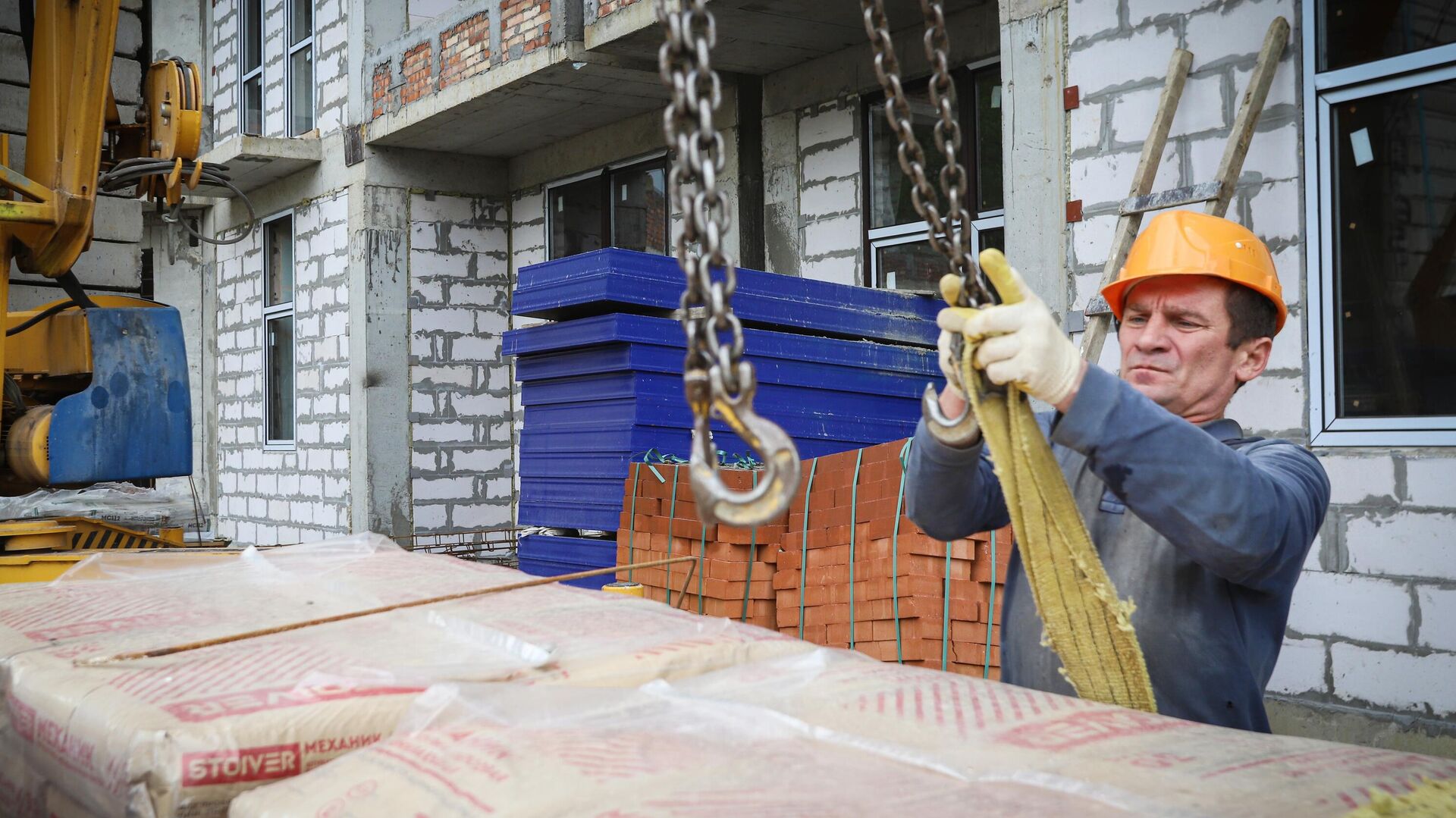 Рабочий во время строительства многоквартирного жилого дома - РИА Новости, 1920, 02.02.2021