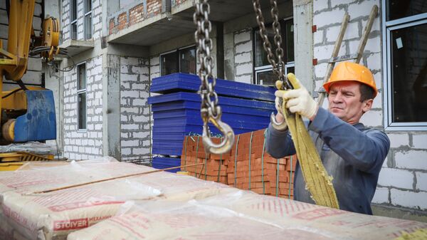 Рабочий во время строительства многоквартирного жилого дома