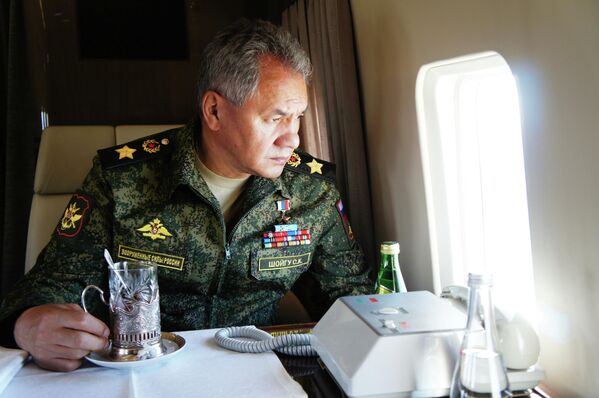 Министр обороны РФ Сергей Шойгу во время облета забайкальского полигона Цугол