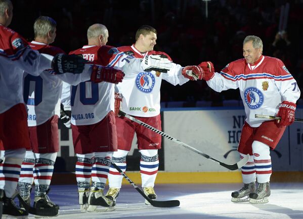 Министр обороны РФ Сергей Шойгу приветствует участников гала-матча турнира Ночной хоккейной лиги в Сочи