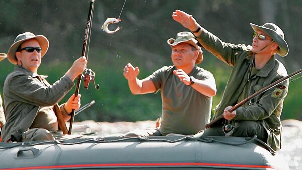 Князь Монако Альберт II, глава МЧС Сергей Шойгу и президент России Владимир Путин (слева направо) во время рыбной ловли в верховьях реки Енисей