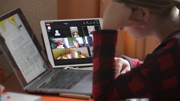 Девочка во время онлайн занятия в приложении Zoom