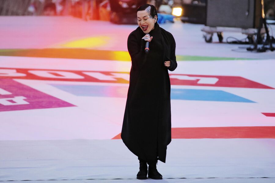 Певица Наргиз Закирова выступает на митинге-концерте Россия объединяет!