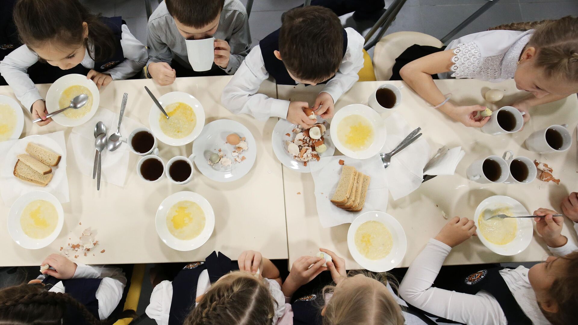 Ученики школы обедают в столовой - РИА Новости, 1920, 01.12.2020
