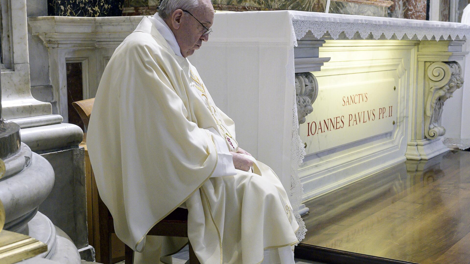 Папа Франциск проводит мессу в память о столетии со дня рождения святого Иоанна Павла II в Базилике Святого Петра - РИА Новости, 1920, 08.10.2020