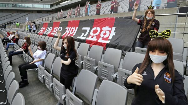 Манекены на трибунах во время футбольного матча в Сеуле