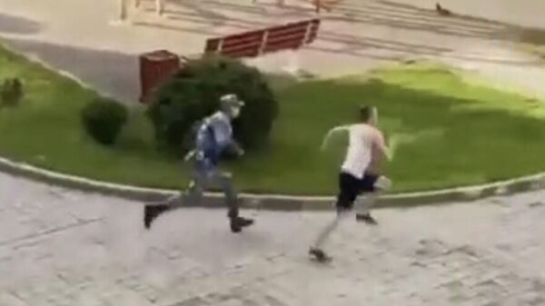 Скриншот видео, где молодой человек из Иркутска убегает от росгвардейца в обсерваторе Сочи 