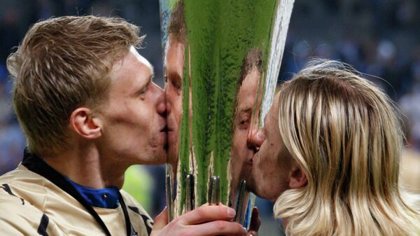 Павел Погребняк и Анатолий Тимощук целуют Кубок УЕФА