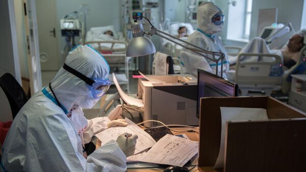 Медицинский работник в отделении реанимации и интенсивной терапии госпиталя COVID-19 в ГКБ No1 имени Н.И. Пирогова в Москве