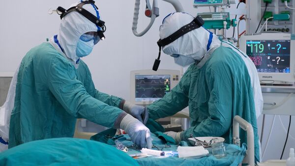 Медицинские работники проводят малоинвазивную процедуру в отделении реанимации и интенсивной терапии госпиталя COVID-19 в ГКБ No1 имени Н.И. Пирогова в Москве
