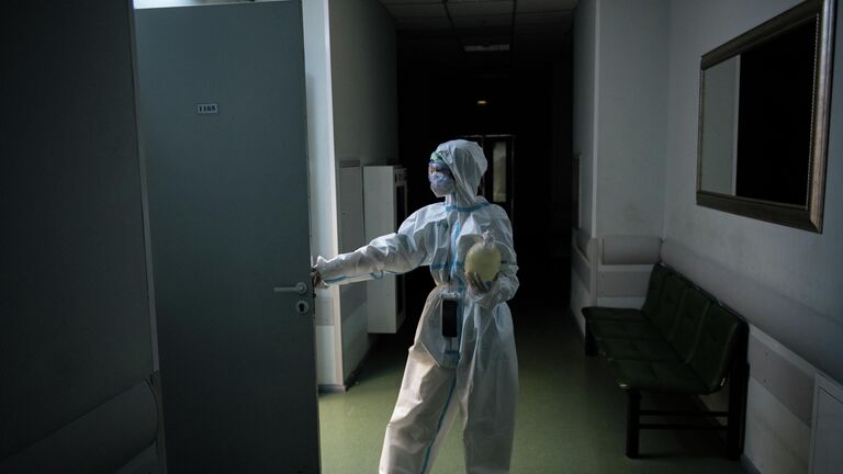 Медицинский работник в коридоре госпиталя COVID-19 в ГКБ No1 имени Н.И. Пирогова в Москве