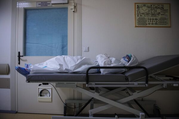 Медицинский работник отдыхает в коридоре госпиталя COVID-19 в ГКБ No1 имени Н.И. Пирогова в Москве