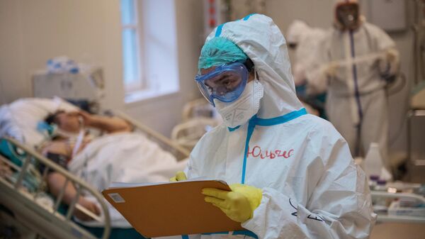 Медицинский работник в отделении реанимации и интенсивной терапии госпиталя COVID-19 в ГКБ No1 имени Н.И. Пирогова в Москве
