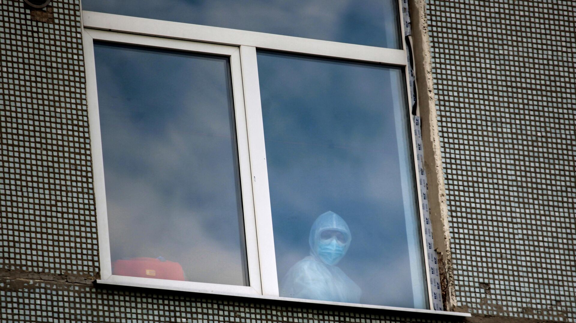 Медицинский работник в окне одной из палат Иркутской областной инфекционной больницы - РИА Новости, 1920, 22.01.2021