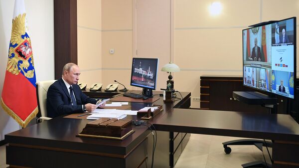 Президент РФ Владимир Путин принимает участие в заседании Высшего Евразийского экономического совета  в режиме видеоконференции