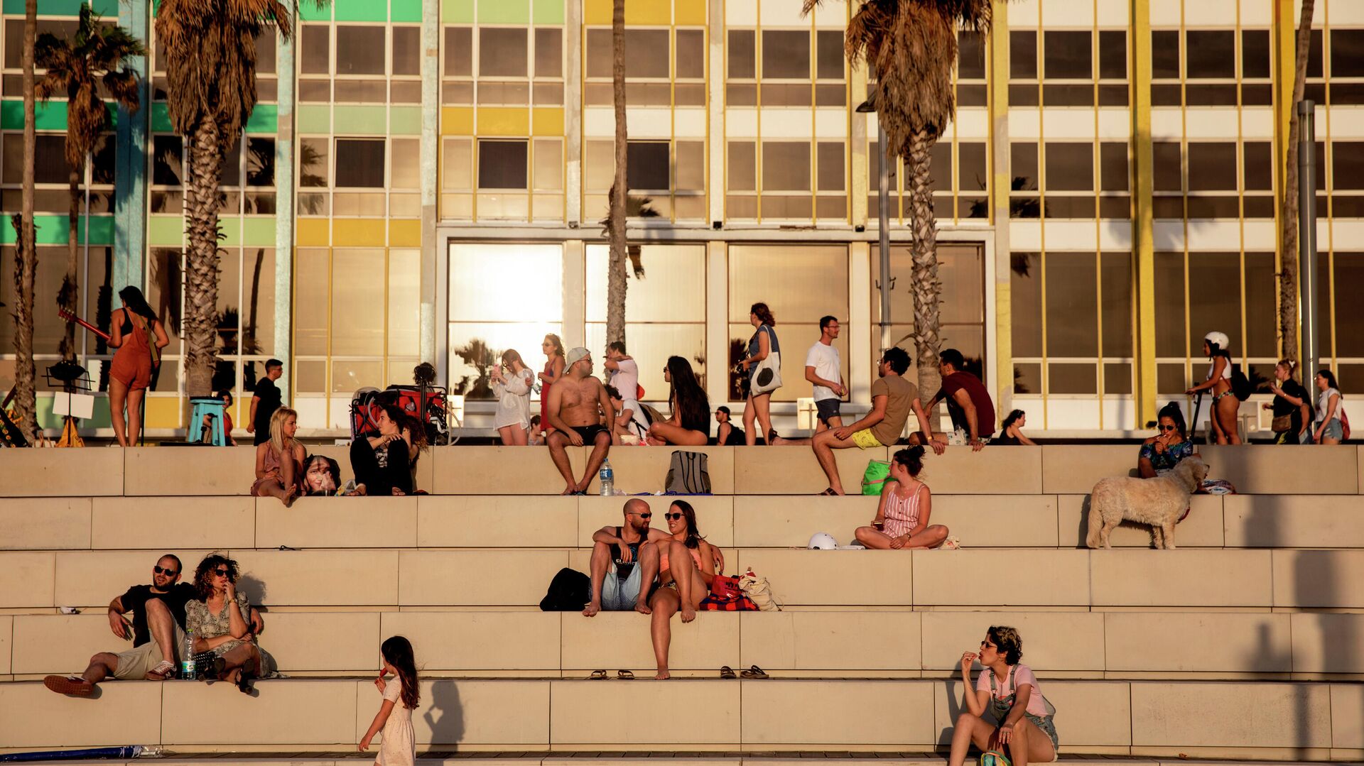 Люди на пляже в Тель-Авиве, 16 мая 2020 - РИА Новости, 1920, 21.06.2022