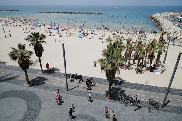 Люди на пляже в Тель-Авиве