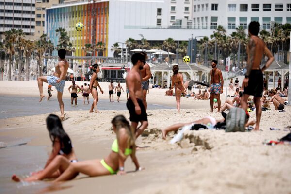 Люди на пляже в Тель-Авиве, 17 мая 2020
