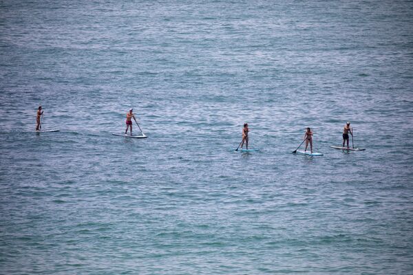 Люди в море на досках для серфинга в Ашкелоне