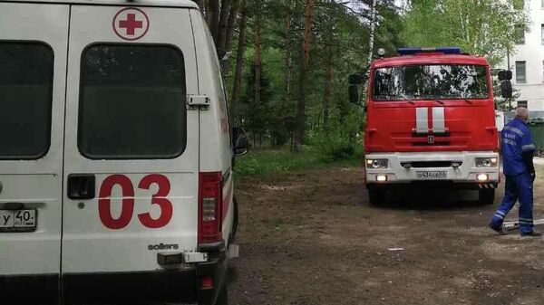 Автомобили скорой помощи и пожарной службы на месте происшествия в Обнинске. 19 мая 2020