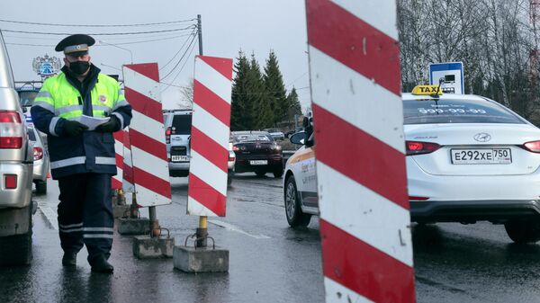 Инспекторы дорожно-патрульной службы проверяют документы у водителей на автотрассе М-2 Крым при въезде в Тульскую область