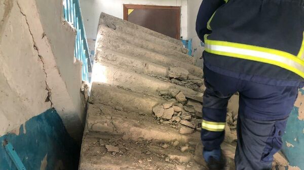 На месте обрушения лестницы в жилом доме в городе Энгельс в Саратовской области