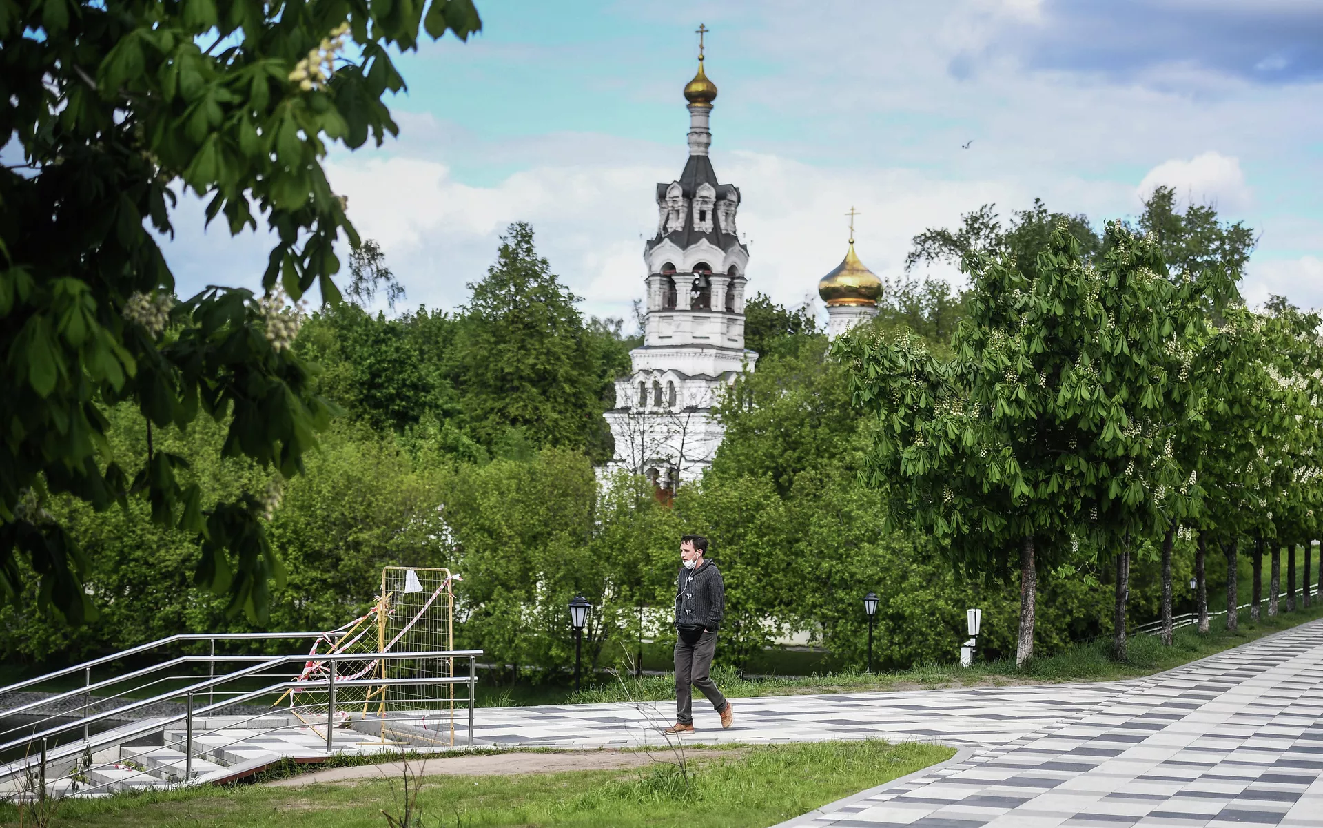 Прохожий у храма Ильи Пророка в Черкизове в Москве  во время режима самоизоляции жителей - РИА Новости, 1920, 23.07.2020