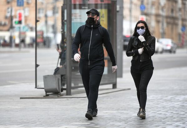 Молодые люди в защитных масках на Комсомольской площади в Москве
