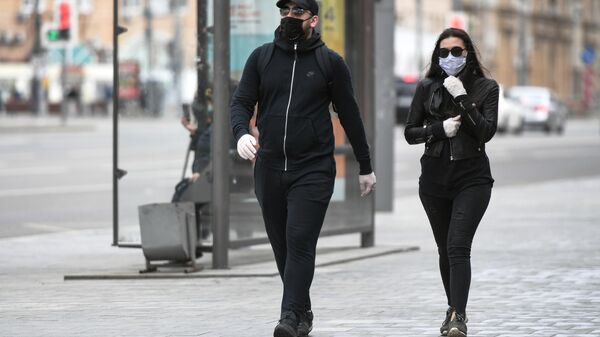 Молодые люди в защитных масках на Комсомольской площади в Москве