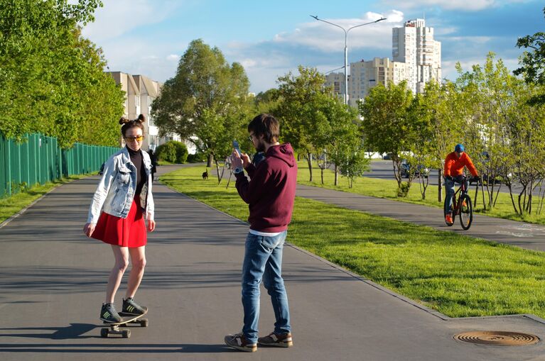 Люди гуляют в парке в районе Жулебино в Москве