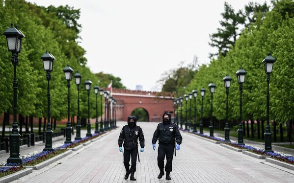 Сотрудники полиции в Александровском саду