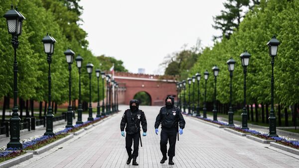 Сотрудники полиции в Александровском саду