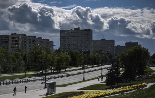 Редкие прохожие на Большой Черкизовской улице в Москве во время режима самоизоляции жителей