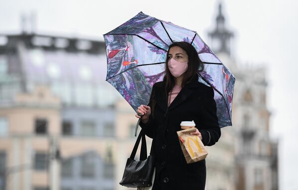 Женщина под зонтом на улице Москвы