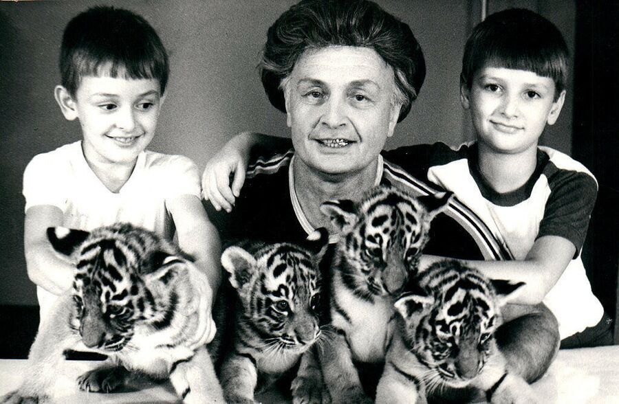 Дрессировщик Вальтер Запашный, его сыновья Аскольд и Эдгард с тиграми