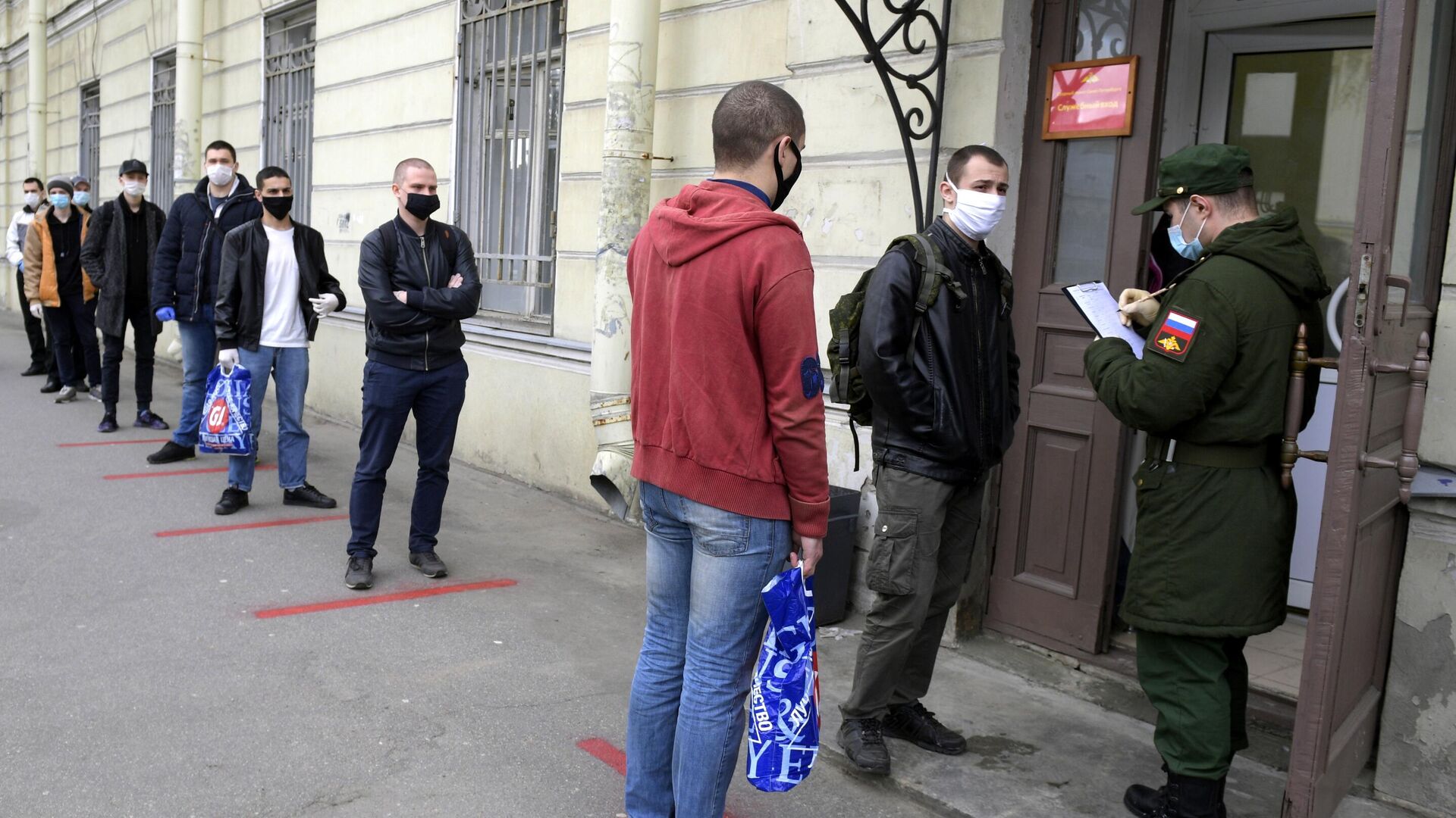 Призывники в сборном пункте военного комиссариата в Санкт-Петербурге - РИА Новости, 1920, 20.04.2023