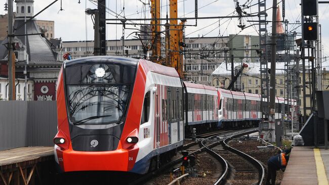 Электричка прибывает на станцию Каланчевская Московского центрального диаметра