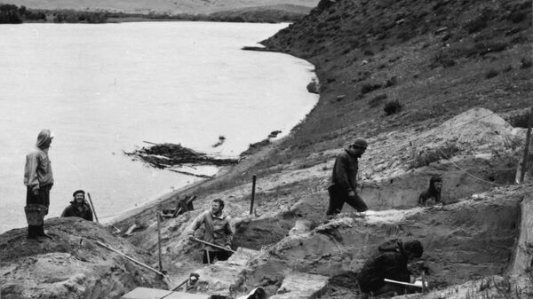 Раскопки на участке Усть-Кяхта-3 в Республике Бурятия в 1976 году
