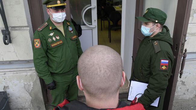 Призывник на сборном пункте военного комиссариата в Санкт-Петербурге