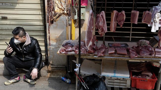 Продавец на рынке в Ухани, КНР