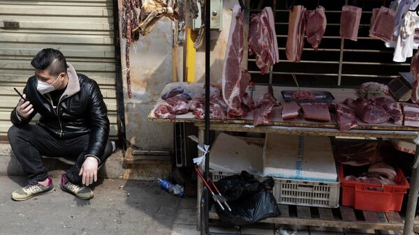 Продавец на рынке в Ухани, КНР