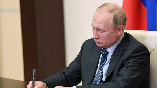 Президент России Владимир Путин проводит совещание в режиме видеоконференции 