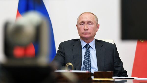 Президент РФ Владимир Путин во время встречи в режиме видеоконференции с президентом Республики Татарстан Рустамом Миннихановым
