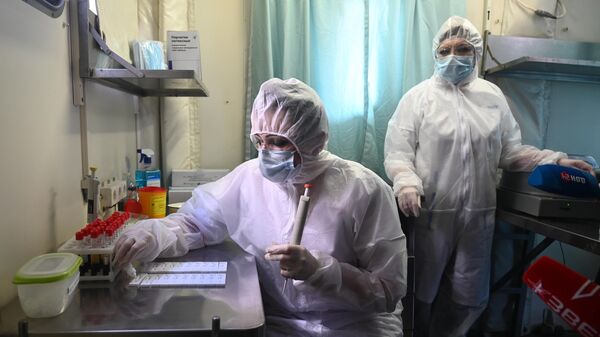 Медики в клинико-диагностической лаборатории сборного пункта военного комиссариата Ростовской области