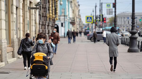 Люди на Невском проспекте в Санкт-Петербурге