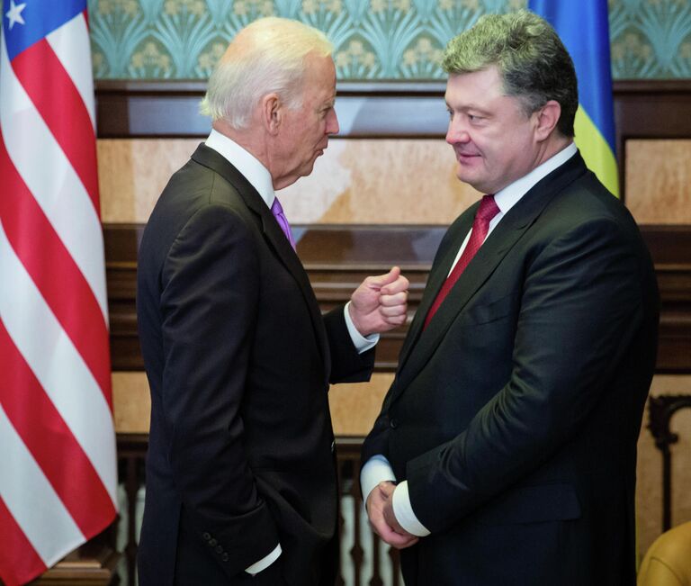 Вице-президент США Джо Байден и президент Украины Петр Порошенко во время встречи в Киеве. 2014 год Вице-президент США Джо Байден и президент Украины Петр Порошенко во время встречи в Киеве. 2014 год