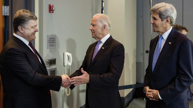 Президент Украины Петр Порошенко, вице-президент США Джозеф Байден и государственный секретарь США Джон Керри во время встречи в Вашингтоне , 2016 год 