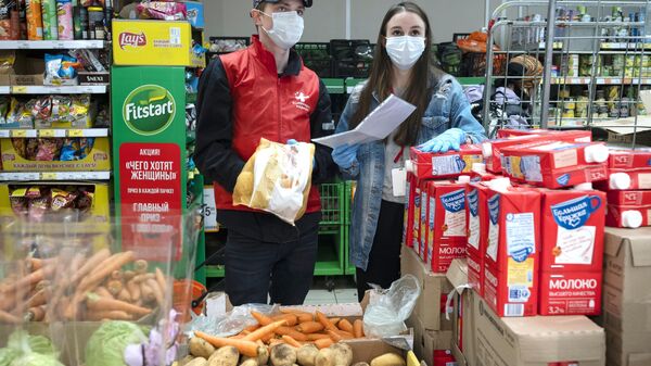 Сотрудники общественного движения Волонтеры-медики закупают продукты для дальнейшей доставки пожилым и маломобильным гражданам